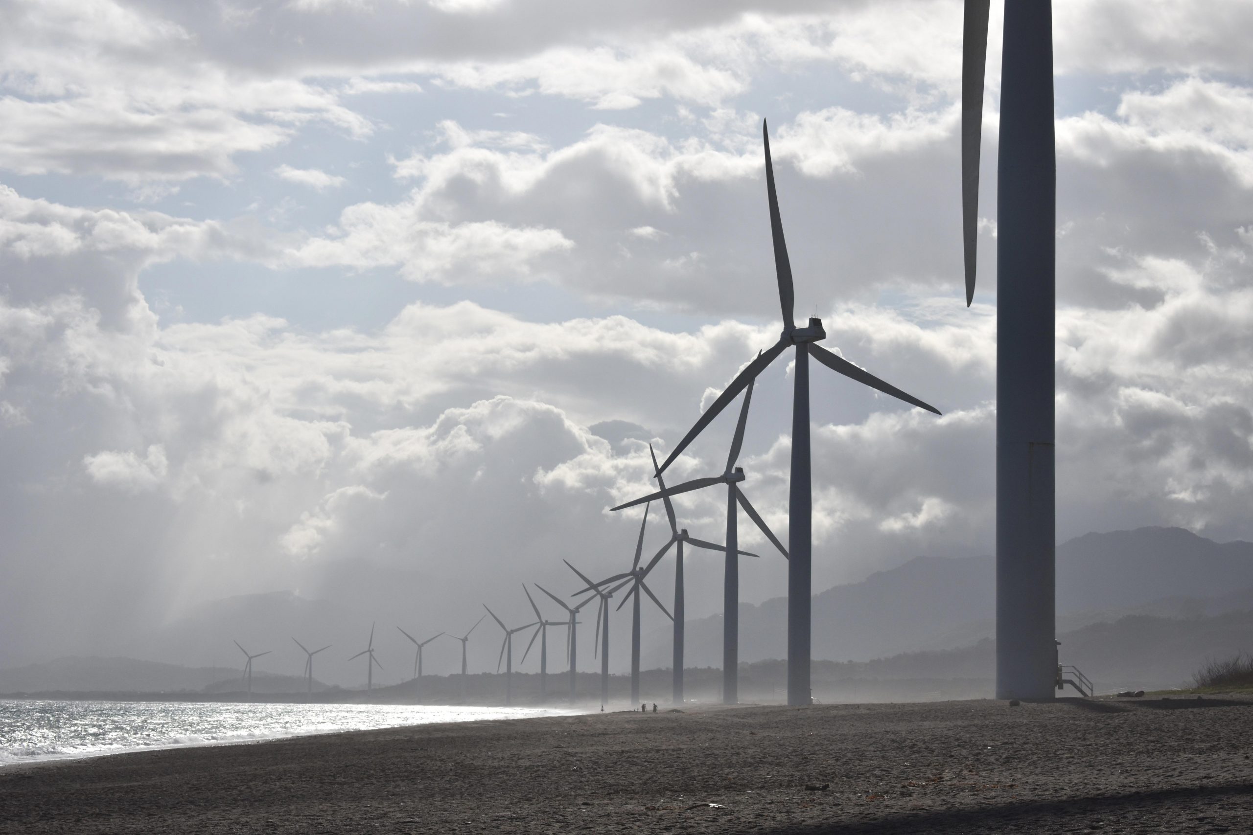 Windräder-Reihe an einer Küste