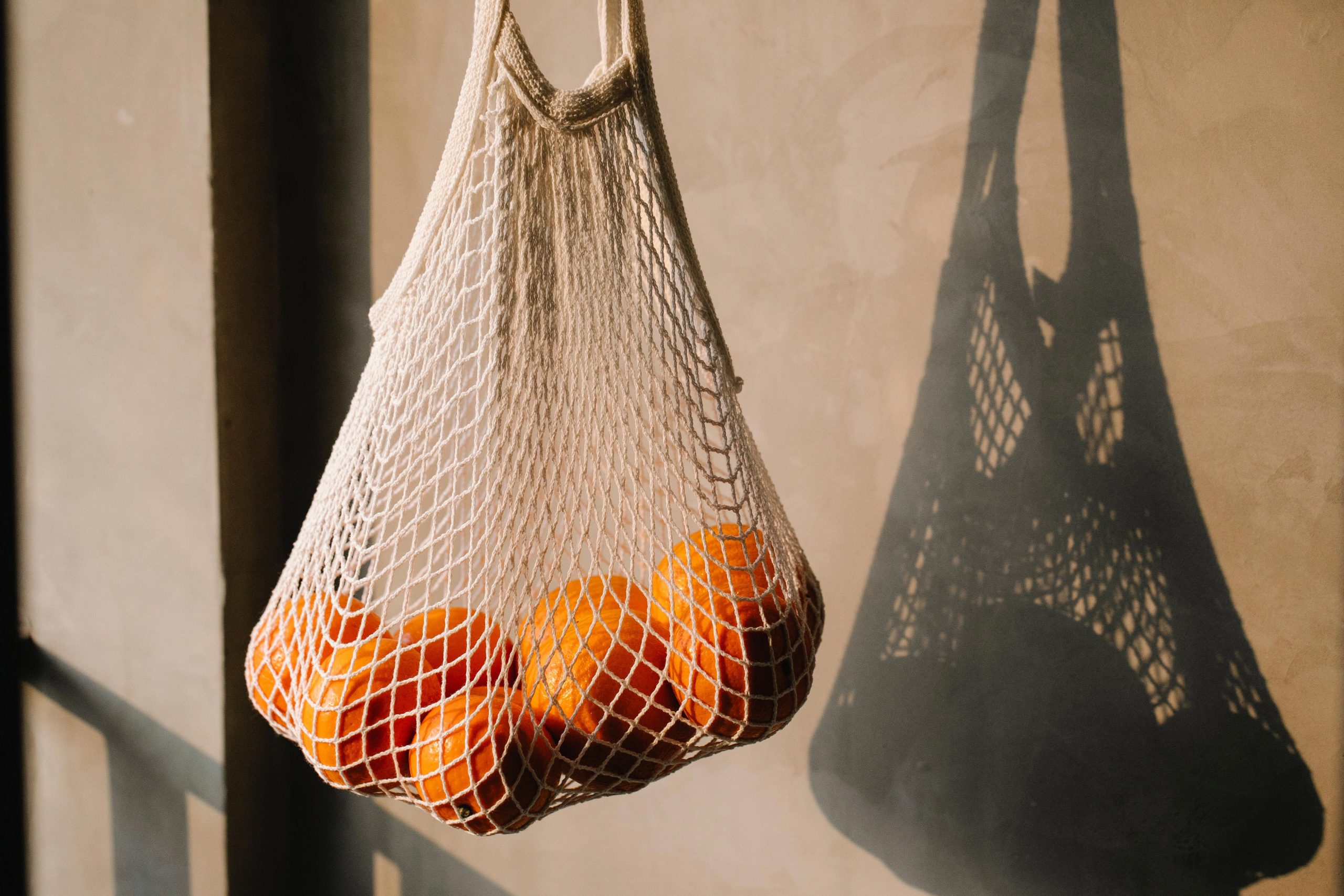 Orangen in einem Netz-Beutel