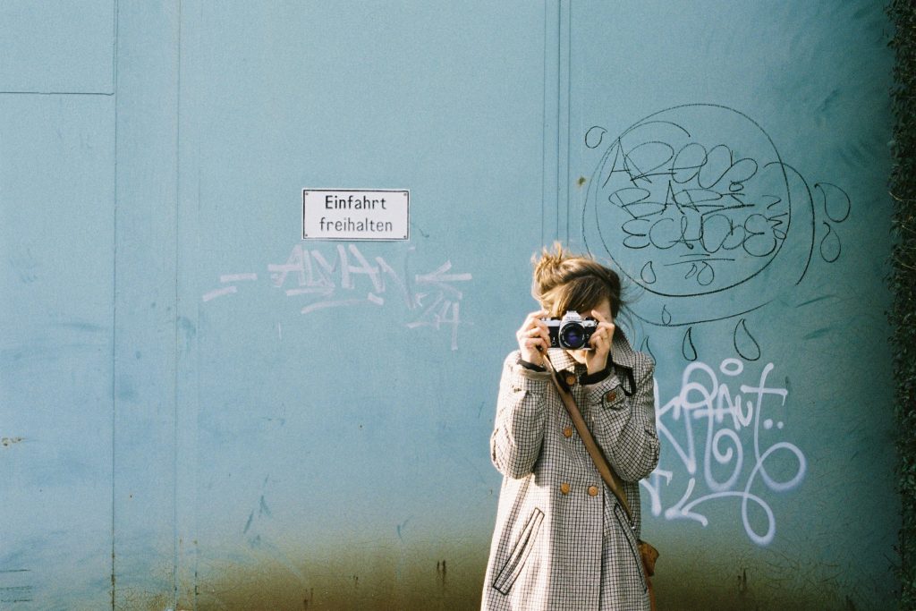 Frau mit analoger Kamera